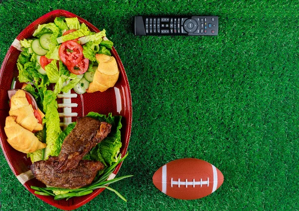アメリカのサッカーパーティーのための食べ物をケータリング サラダ付き牛ステーキ — ストック写真