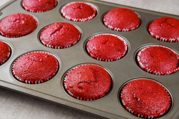 Deliciosos Cupcakes Terciopelo Rojo Pluma Del Horno Cerca — Foto de Stock