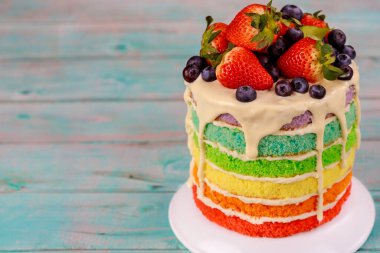 Taze çilekli çok katmanlı kutlama pastası. Doğum günü pastası.