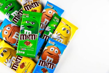 4 Mayıs 2021. New York, ABD. Beyaz arka planda taze pirinç izole edilmiş renkli çikolatalı MM 'ler..