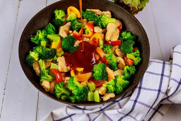 Beyaz Arka Planda Brokoli Baharatlı Tavuk Sosu — Stok fotoğraf