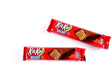 4 Mayıs 2021. - New York. Kit Kat, beyaz arka planda izole edilmiş sütlü çikolata kaplı büyük katlı gofret barı. Kapat..