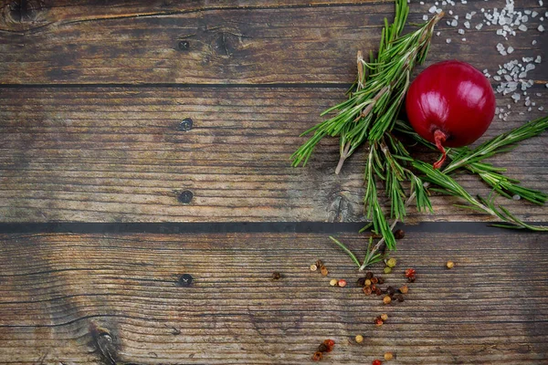 Romero Cebolla Roja Granos Pimienta Sobre Mesa Rústica Madera — Foto de Stock