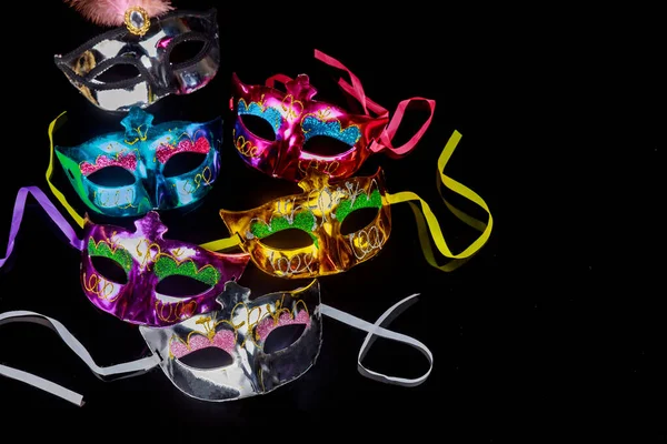 Siyah arka planda karnaval maskeleri. Yahudi bayramı Purim.