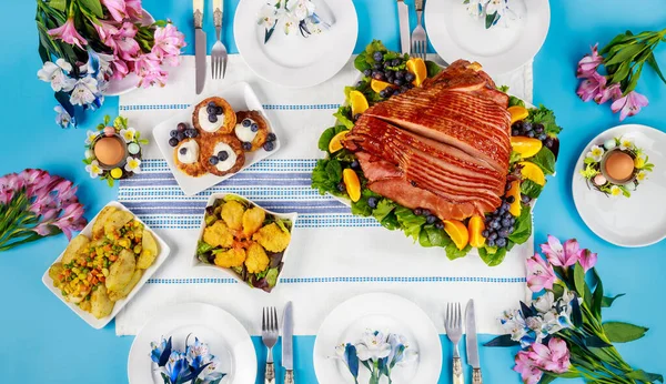 Πασχαλινό Τραπέζι Ζαμπόν Σαλάτα Και Τηγανίτες Δείπνο Πάσχα — Φωτογραφία Αρχείου