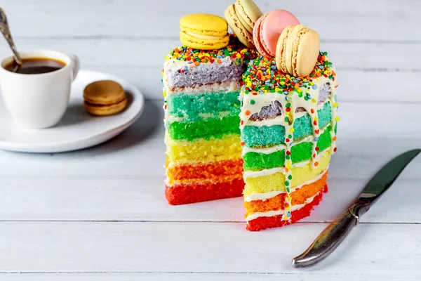 Bolo Festivo Saboroso Decorado Com Biscoitos Macaroon Xícara Café — Fotografia de Stock