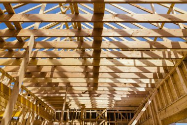 Yeni evlerin çatı kirişleri çerçeveleniyor