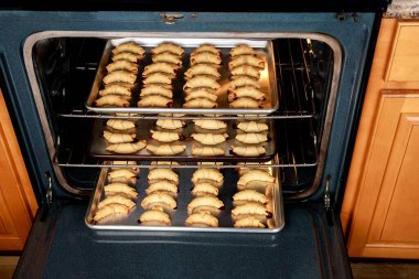 Fırında fırın tepsisi ve fırında hilal kurabiyeleri..