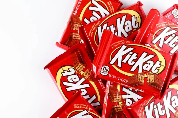 Kit Kat oblea recubierta de chocolate con leche aislada sobre un fondo blanco. Vista superior. —  Fotos de Stock