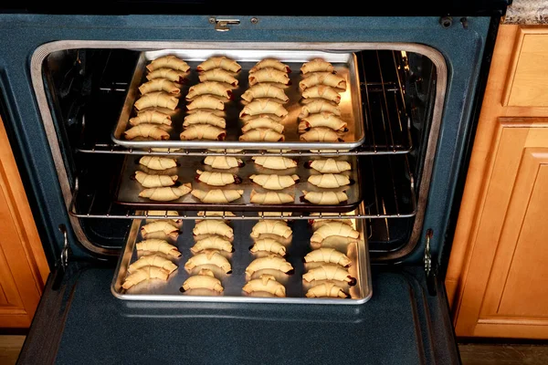 Fırında fırın tepsisi ve fırında hilal kurabiyeleri..