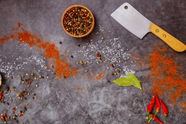 Mutfak eşyaları satırı ve esmer arka planda baharatlar.