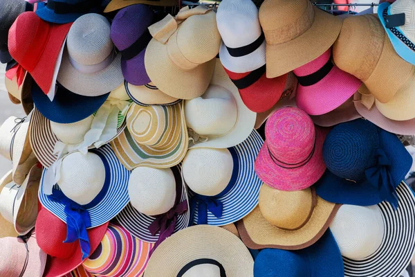 Beach hats selling on the city street. —  Fotos de Stock