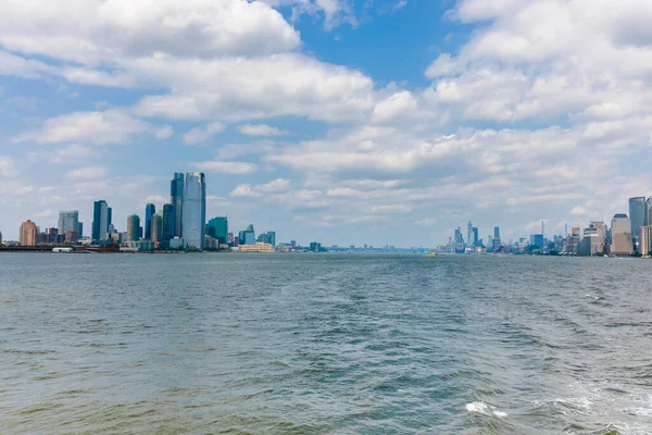 Lower Manhattan as seen from runing boat. — Stockfoto