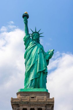 New York 'taki Özgürlük Anıtı' nın önünde..
