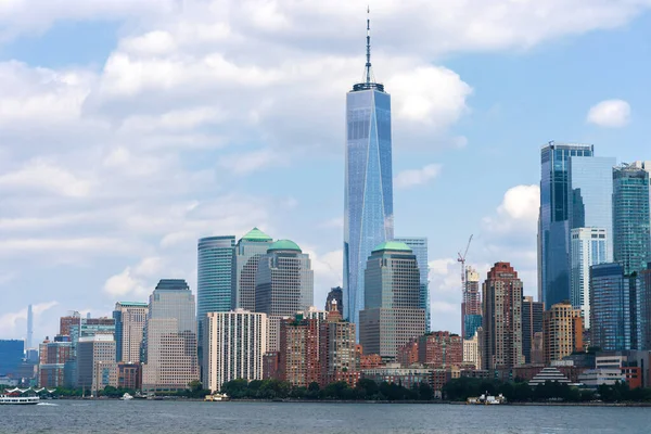 Uitzicht op de skyline van manhattan vanaf hudson river. — Stockfoto