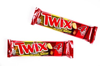 Beyaz arka planda izole edilmiş sütlü çikolatayla kaplı Twix kurabiyeleri..