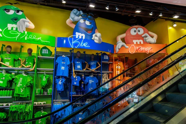 Renkli giysiler ve hediyelik eşyalar. Manhattan 'daki MM mağazası..