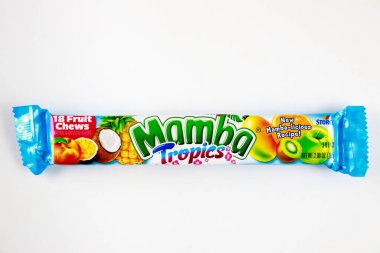 Mamba, tropik aromalı tek tek çiğnenmiş şekerleme paketidir..