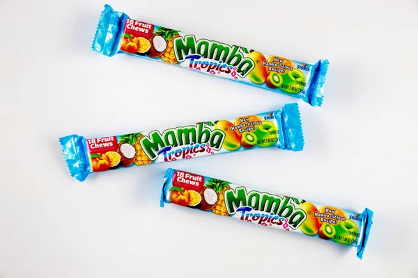 Vue du dessus des bonbons à mâcher emballés individuellement Mamba aux saveurs tropicales. — Photo