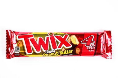 Beyaz arka planda izole edilmiş sütlü çikolatayla kaplı Twix kurabiyeleri..
