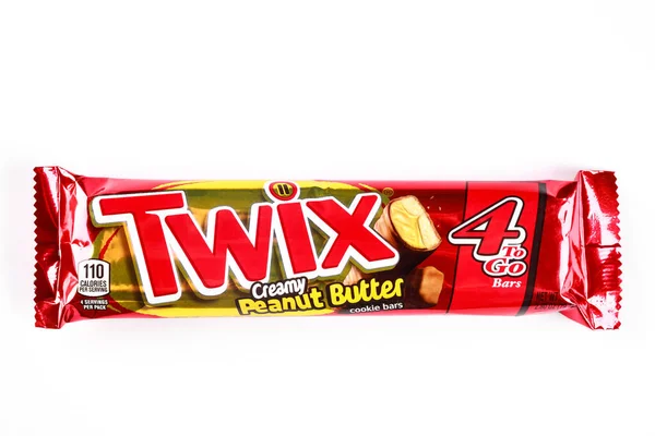 Twix-Kekse mit Milchschokolade auf weißem Hintergrund. — Stockfoto