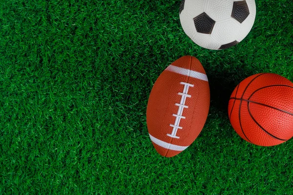 Primer plano de las pelotas de fútbol, baloncesto y fútbol sobre fondo verde. —  Fotos de Stock