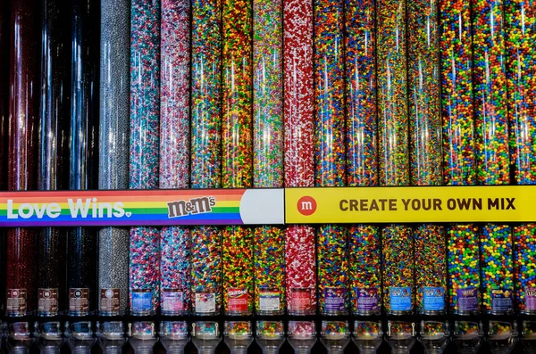 Il negozio di MM. Assortimento di caramelle colorate al cioccolato. — Foto Stock