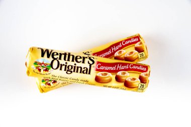 Werthers 'in Üst Görünümü Orijinal Karamel sert şekeri beyaz izole arkaplanda.
