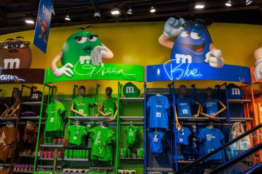 Manhattan 'daki MM mağazasında renkli kıyafetler ve hediyelik eşyalar..