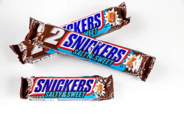 Snickers bar salgado e doce com amendoim crocante e nougat coberto de chocolate ao leite. — Fotografia de Stock