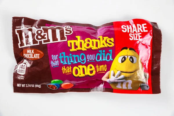 MMs bunte Vollmilchschokolade mit Botschaft auf Verpackung. — Stockfoto