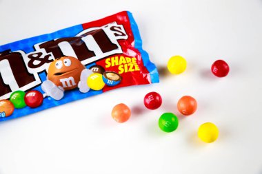 4 Mayıs 2021. New York, ABD. Çıtır krakerli renkli çikolatalı çikolata şekeri..