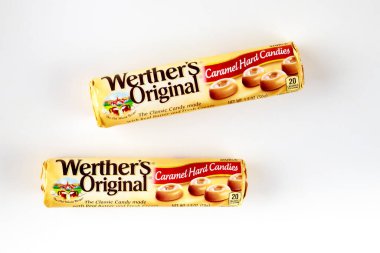 4 Mayıs 2021. - New York. İki Werthers Orijinal Karamel sert şekeri beyaz izole arkaplanda.