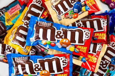 4 Mayıs 2021. New York, ABD. MM 'lerin renkli çikolatalı şekerlemelerinin üst görüntüsü.