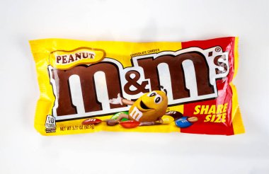 4 Mayıs 2021. New York, ABD. Fıstıklı renkli çikolatalı MM 'lerin üst görüntüsü. .