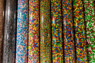 New York City, Usa - 28 Temmuz 2021. Renkli çikolatalardan oluşan en tatlı duvar. Manhattan 'daki MM mağazası..