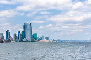 New York şehri manzarası ve Hadson nehri bir tekneden.