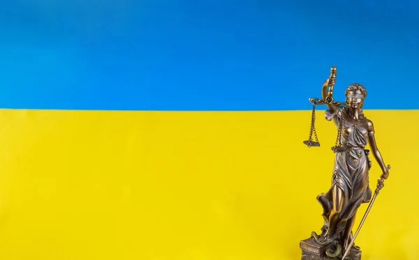 Украинском Флаге Изображена Статуя Леди Юстиция Держащая Весы Остановить Войну — стоковое фото