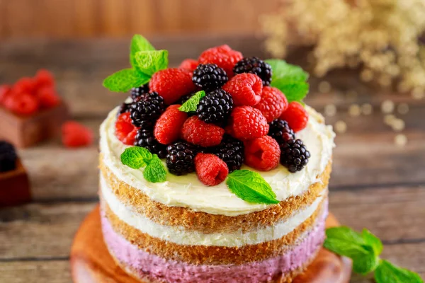 Sponge Cake Fresh Raspberry Blackberry Wooden Table — Φωτογραφία Αρχείου