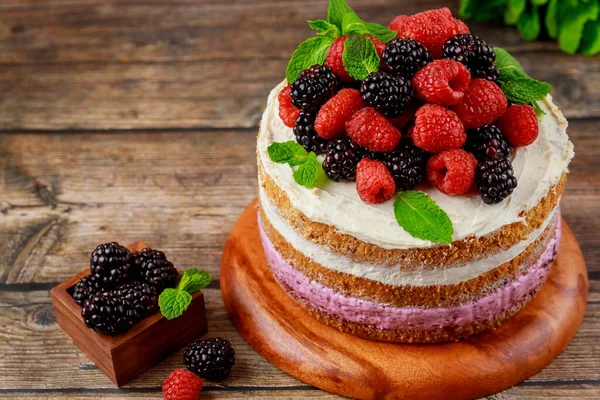 Sponge Cake Topped Fresh Raspberries Blackberries — Stok fotoğraf