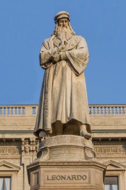 leonardo da vinci milan'ın heykeli