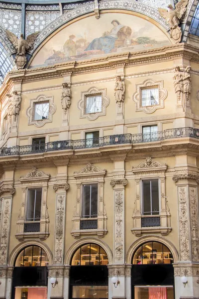 Галерея Витторио Эммануэле: исторический торговый зал возле купола в Милан Италия — стоковое фото