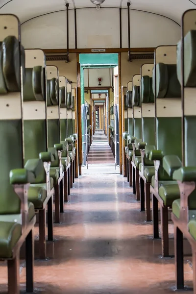 Interieur van een antieke Nederlandse trein wagen — Stockfoto