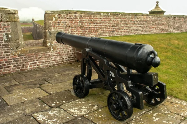 Hollanda'da genel bir parkta tarihi Ortaçağ canon — Stok fotoğraf