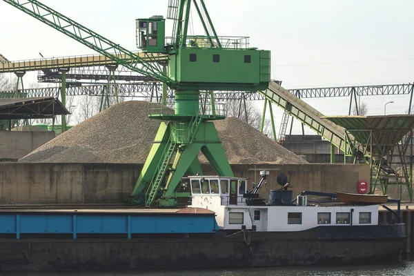 Gröna kran i hamnen i Nederländerna — Stockfoto