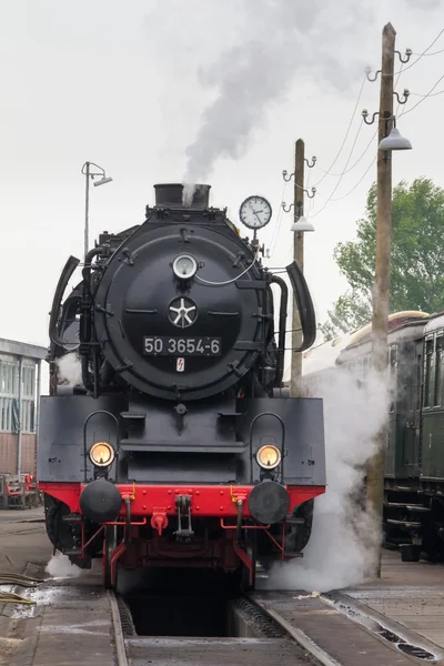 Historický parní vlak jede do stanice — Stock fotografie