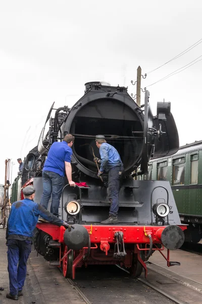 Redactionele gebruik alleen. onderhoud op een historische stoomtrein. — Stockfoto