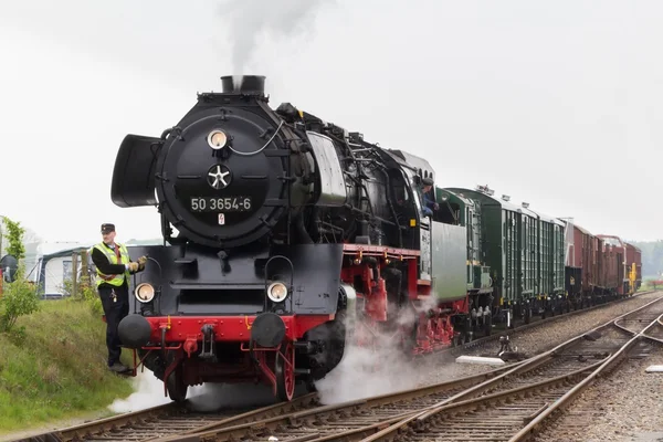 Uso editorial solamente. Tren de vapor histórico está conduciendo en el mantenimiento de la forma de estación — Foto de Stock