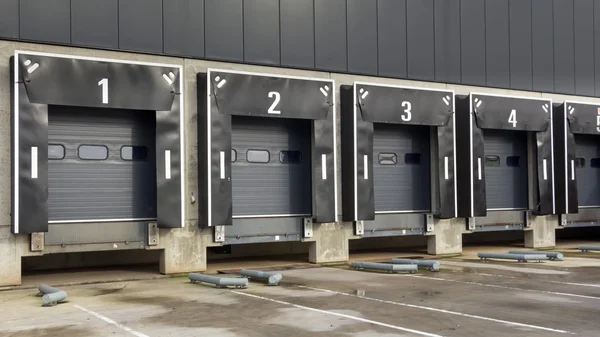 Kamyonlar için kenetlenme istasyonu olan dağıtım merkezi