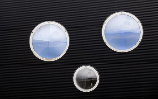 エディトリアル使用のみ。丸い窓付きの近代的なオフィスビル. — ストック写真